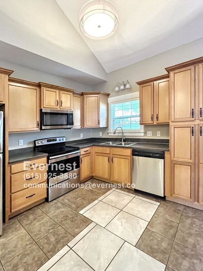Building Photo - 5-Bedroom, 3-Bathroom Home with Modern Ame...