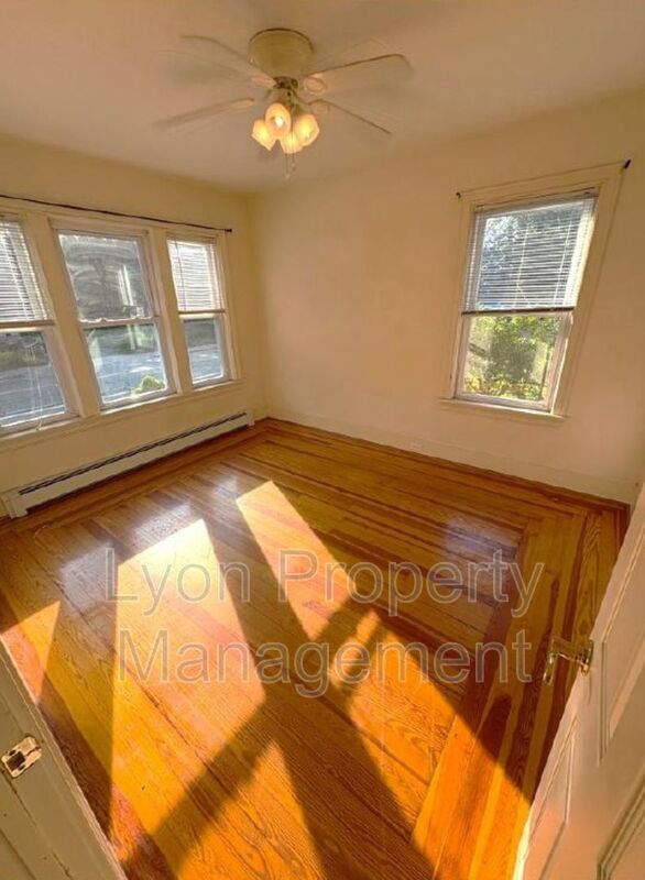 Foto del edificio - 352 Manville Rd