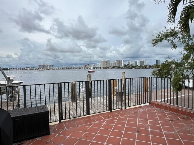 Foto del edificio - 2777 NE 165th Terrace