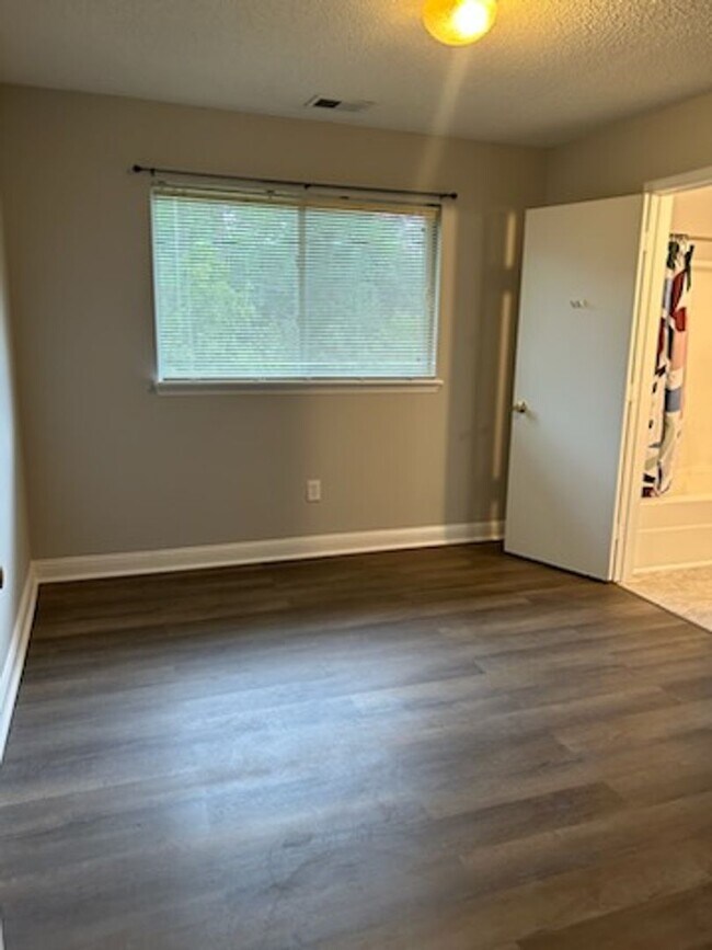 303 Smith Level Rd Unit A31 B, Chapel Hill, NC 27516 Room for Rent