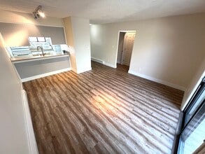 Building Photo - 2555 Ferndale Ln