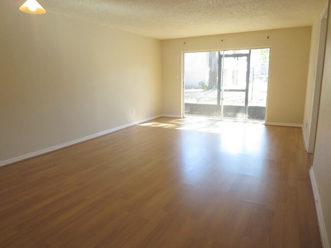Building Photo - Great 2/2 Condo!