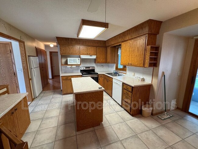 Building Photo - 2106 Assumption Dr