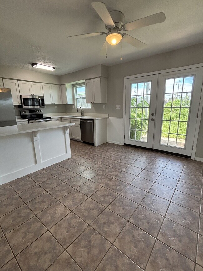 Building Photo - "Cozy Coastal Living: Charming 2-Bed, 1.5 Bath Retreat on Beach Drive, Panama City Beach!"