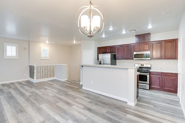 Foto del edificio - GATED COMMUNITY 2 BEDROOM TOWNHOUSE!