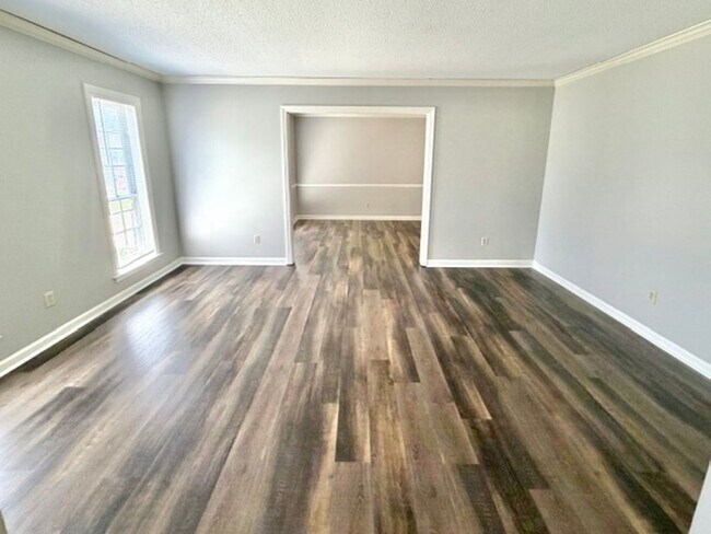 Foto del edificio - 5712 Robin Hop Ln