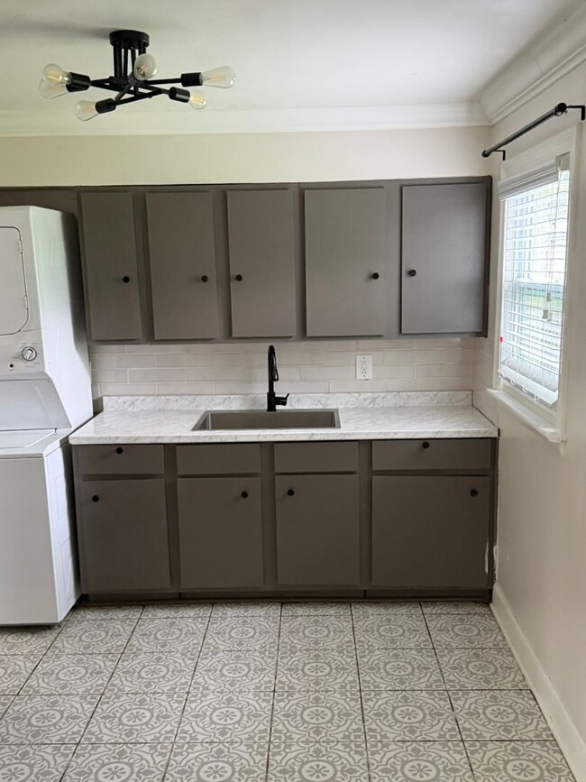 Foto del edificio - 3 BR/1BA | Newly Renovated Cottage| Cove security system| Fully fenced backyard