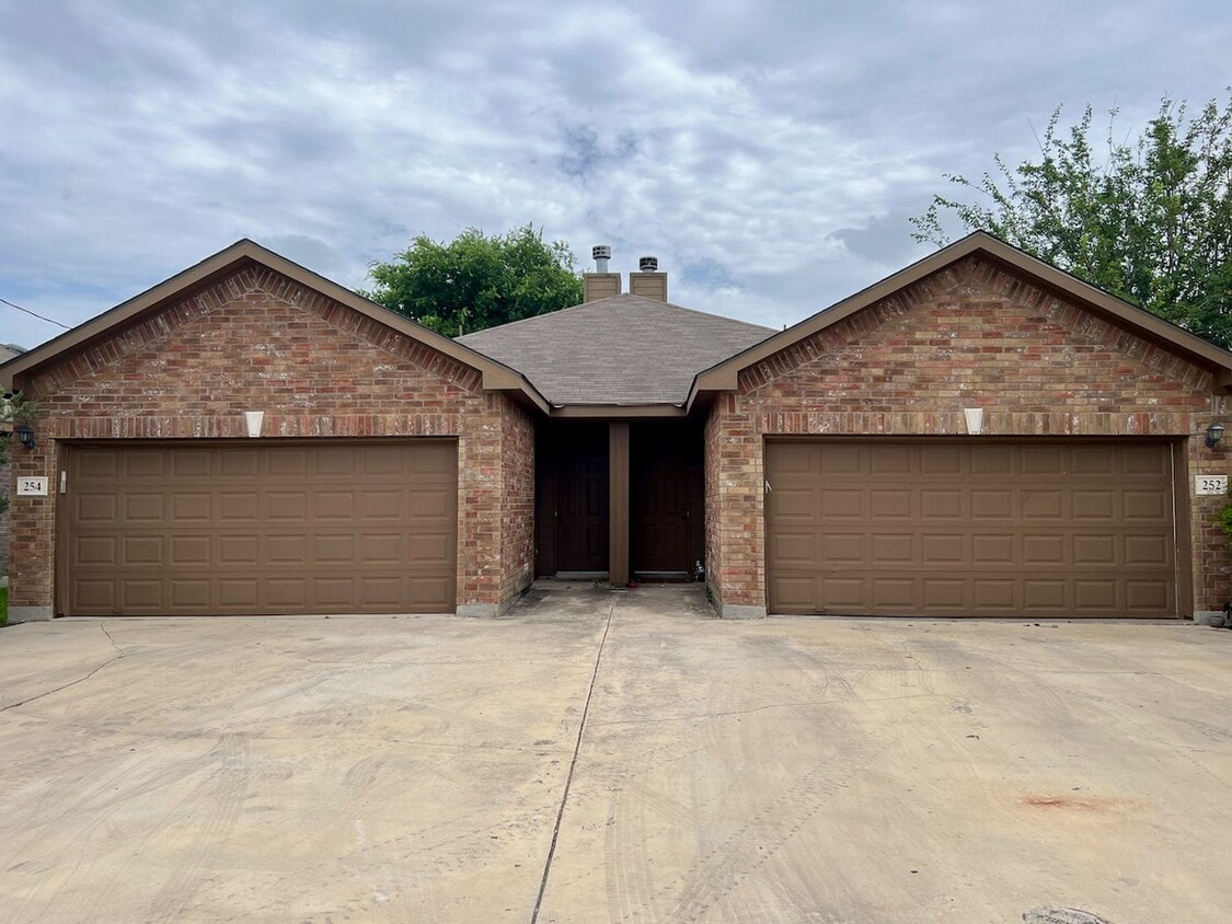 Foto principal - Charming 3/2 Duplex in NBTX