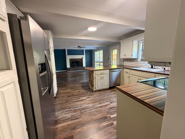 Building Photo - Discover this spacious 4-bedroom, 2.5-bathroom home in Russellville, AR
