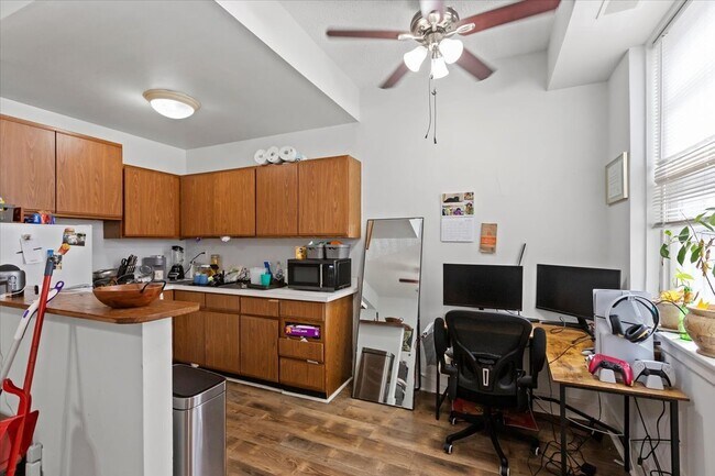 Foto del edificio - 3727 N Pine Grove Ave