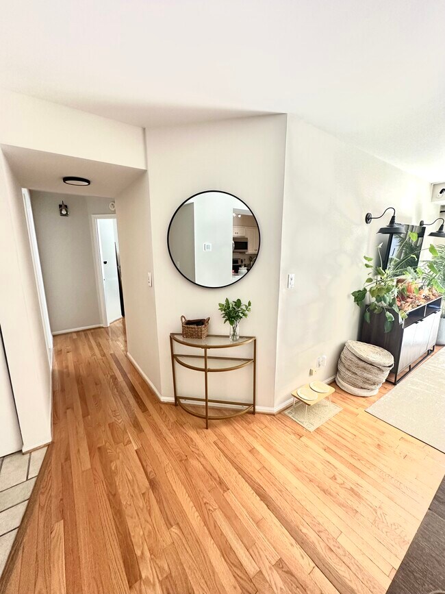 Entrada - 2100 Langston Blvd