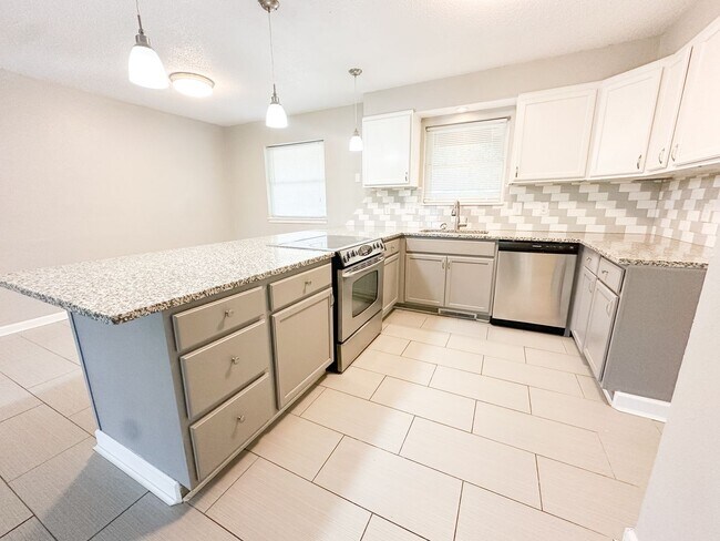 Building Photo - 3 Bed/2.5 Bath Updated Home!