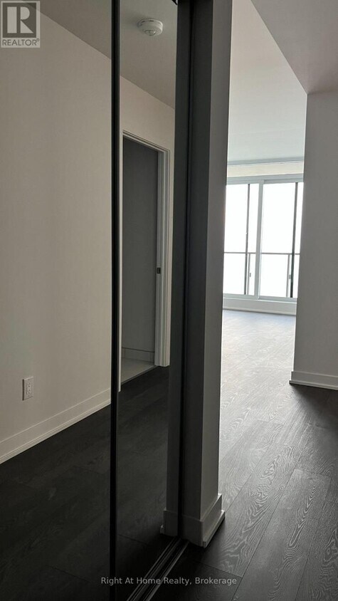 Photo principale - 1928 Lake Shore Blvd W