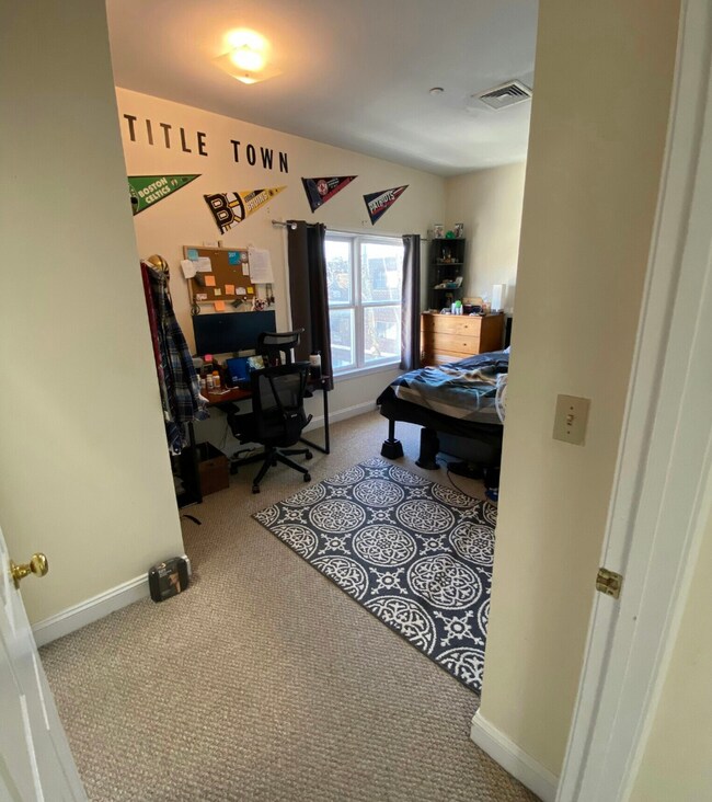 Foto del edificio - 2-Fl Duplex Available for June! 3-beds, 2.5 Baths