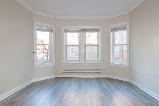 Building Photo - 644 W Roscoe St