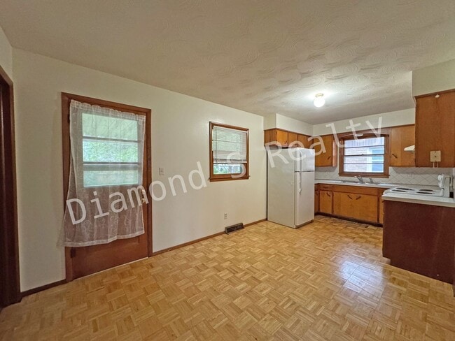 Building Photo - Great Location - 3 Bedroom/1 Bath Home for Lease!