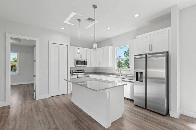 Building Photo - 25434 Alicante Dr
