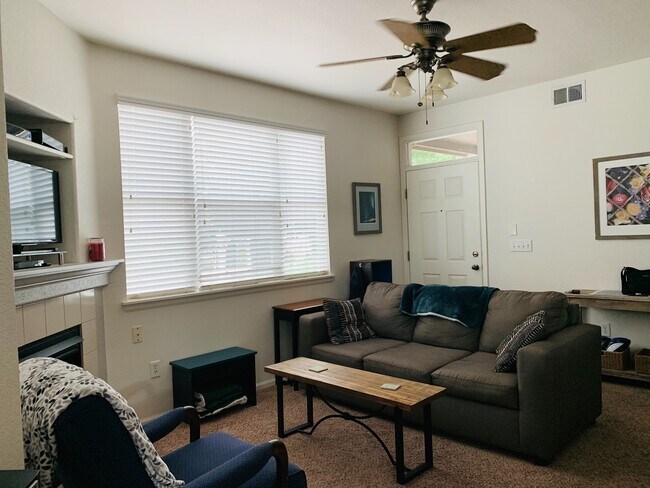 Foto del edificio - Beautiful 2 bed, 2 bath condo with 1 car garage and easy access to I-25