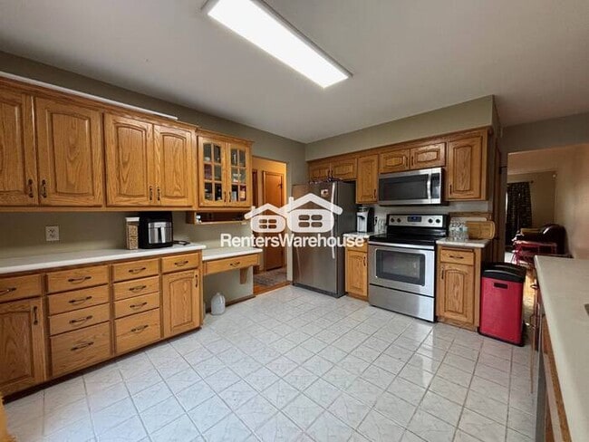 Building Photo - Available now is a bold vibrant 3 bed 2 ba...