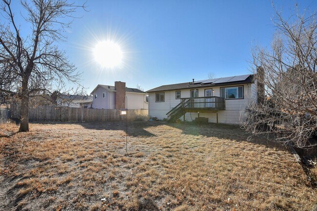 Foto del edificio - Home with huge backyard in Briargate!