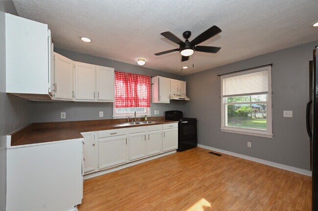 Foto del edificio - Updated 2BR/2BA Home | Rare Second Bath, Efficient Layout