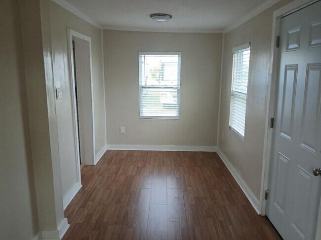 Foto del edificio - 319 1/2 E. 11th St