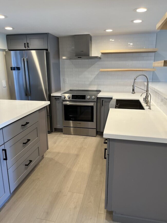 Foto del edificio - $300 off first months rent!  2 Bedroom wit...