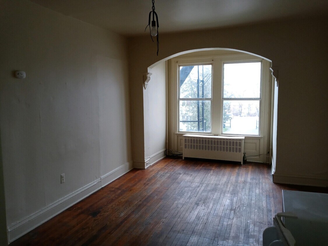 Primary Photo - 44 S Hamilton St