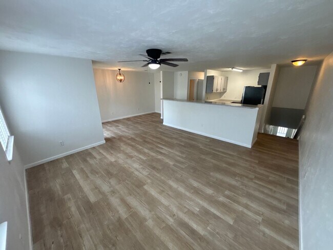 Foto del edificio - 2 Bedroom 2 1/2 bath in the Lakes Townhome Community! Complete Remodel!