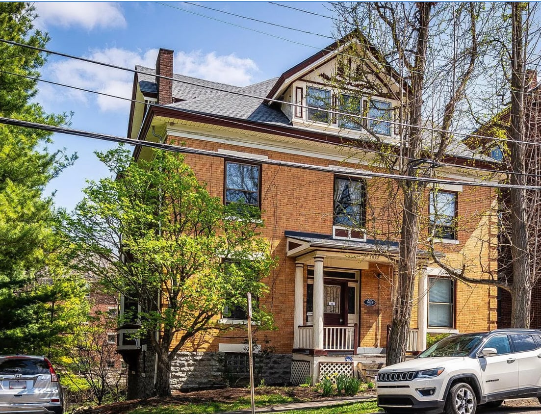 Walk-to-UC 2-Bed Gem (Short Term Lease) – Lease ends 7/31 - Walk-to-UC 2-Bed Gem (Short Term Lease)  – Lease ends 7/31