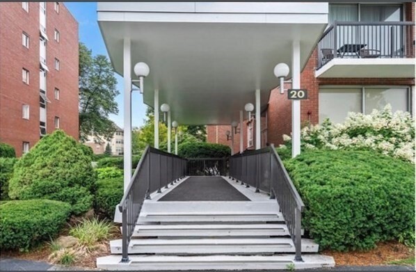 Foto del edificio - 20 Hammond Pond Pkwy