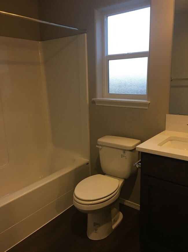 Building Photo - 1 Bedroom 1 Bath Cottage in SW Redmond