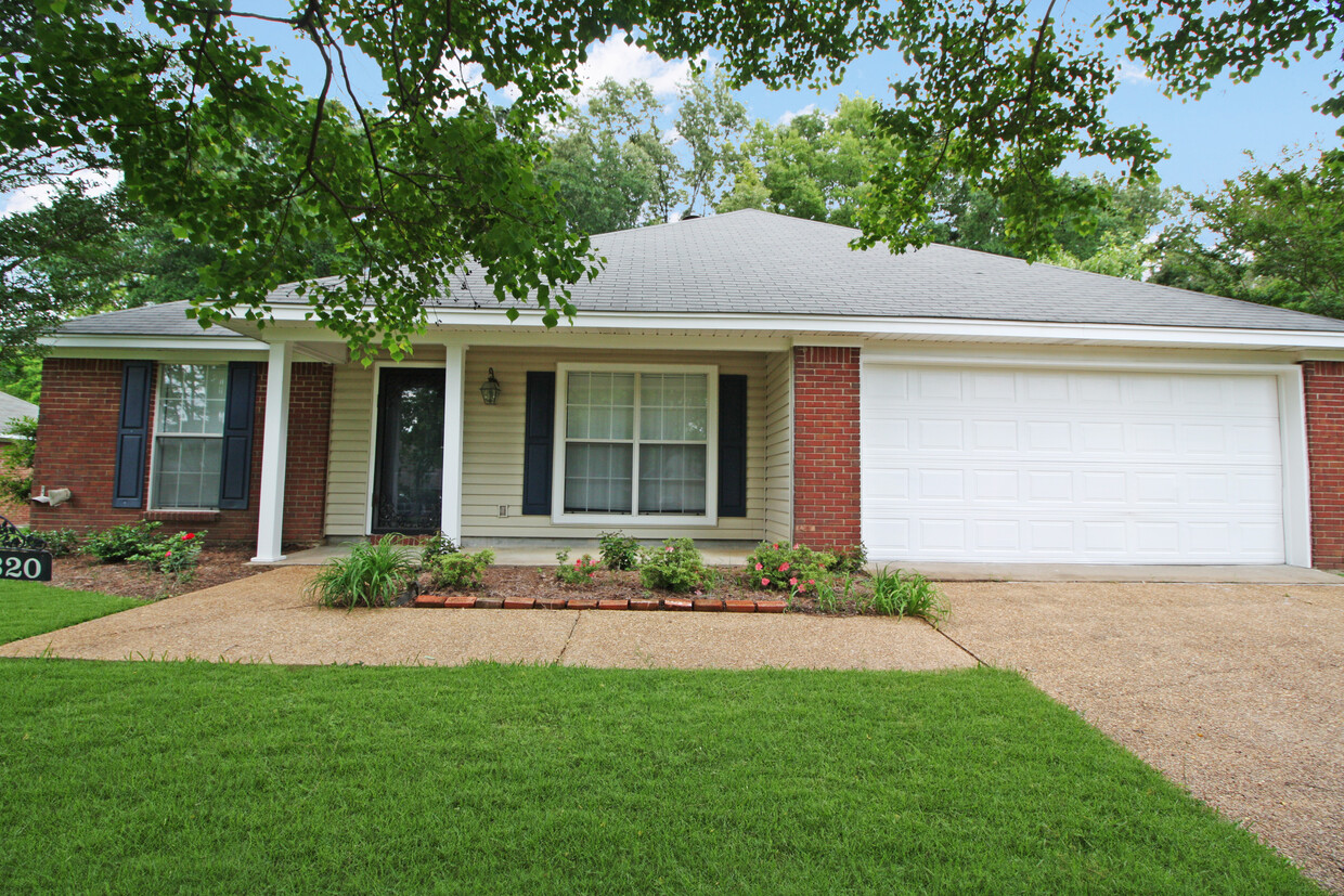 Foto principal - 320 Hawthorne Dr