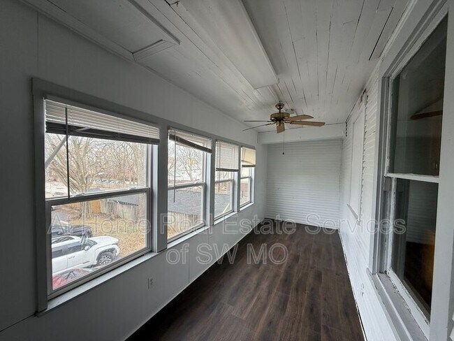 Building Photo - 1021 E Walnut St