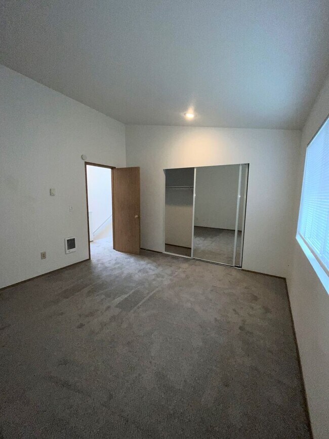 Building Photo - 447 - Townhome in Spectacular Location, 1 Car Attached Garage