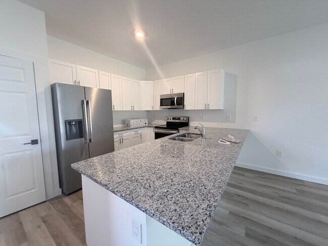 Building Photo - 5064-5066 Jones Dr