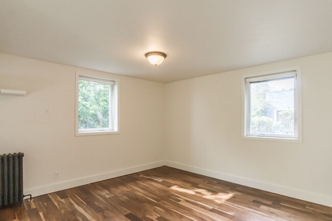 Building Photo - 1bd/1ba Seattle Condo