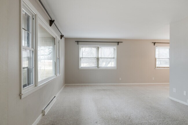 Building Photo - 17201 W Jills Dr