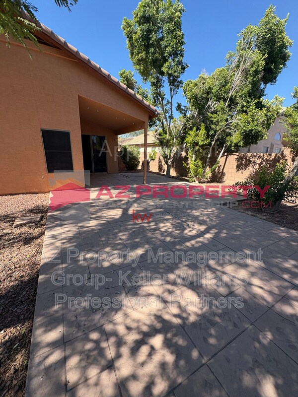 Foto del edificio - 15745 W Latham St