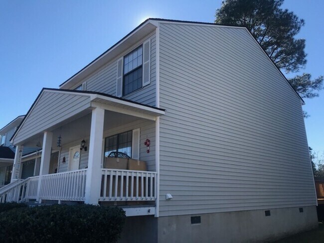 Building Photo - 912 Pineland Ave