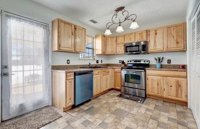 Building Photo - 102 Fresca Ct