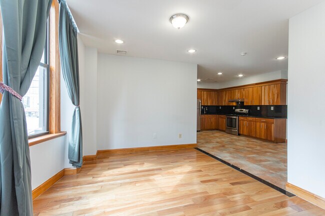 Building Photo - 1338 W Girard Ave