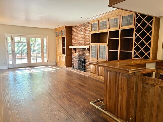 Foto del edificio - HUGE Encino House with Pool/Jacuzzi, 2 Car Garage and Lots of Space!