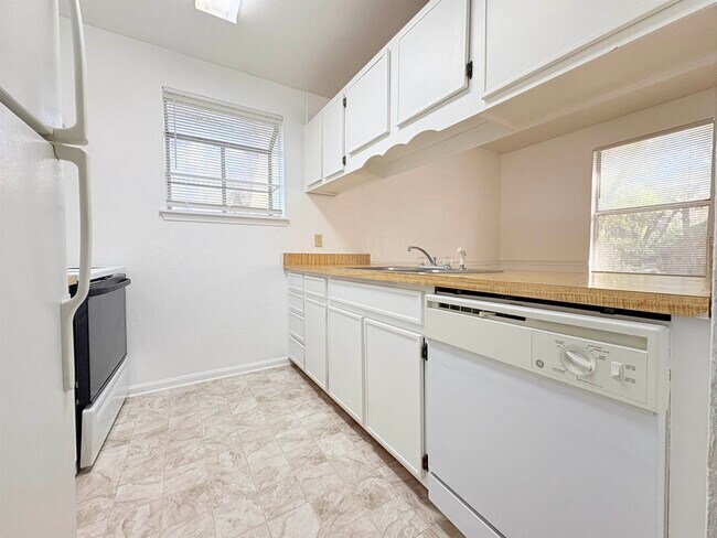 Foto del edificio - 1810 Sylvan Ct