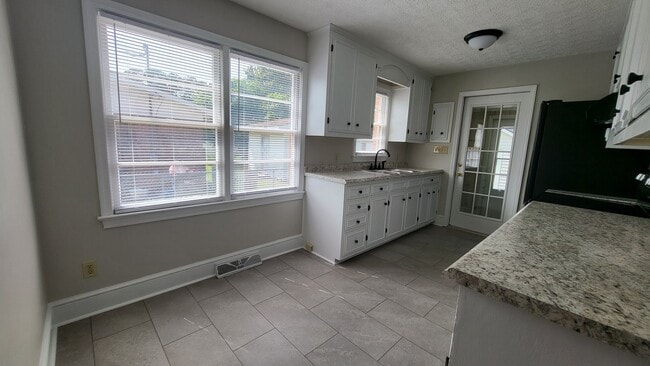 Foto del edificio - 3-Bedroom, 1-Bath Brick Home