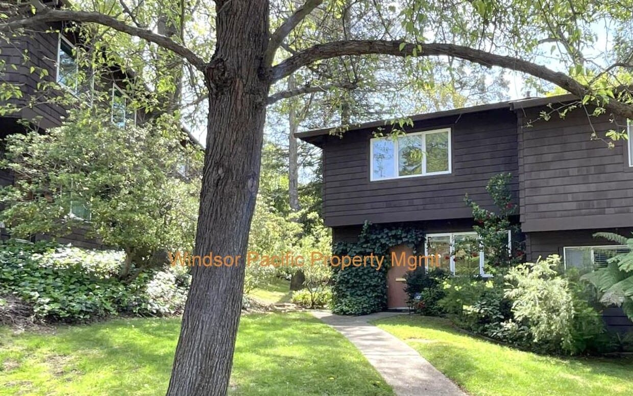 Primary Photo - Wonderful End Unit Townhome Close To Downt...