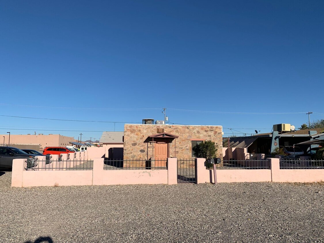 Primary Photo - FULL TIME RENTAL 2 Bedroom, 1 Bath in Park...