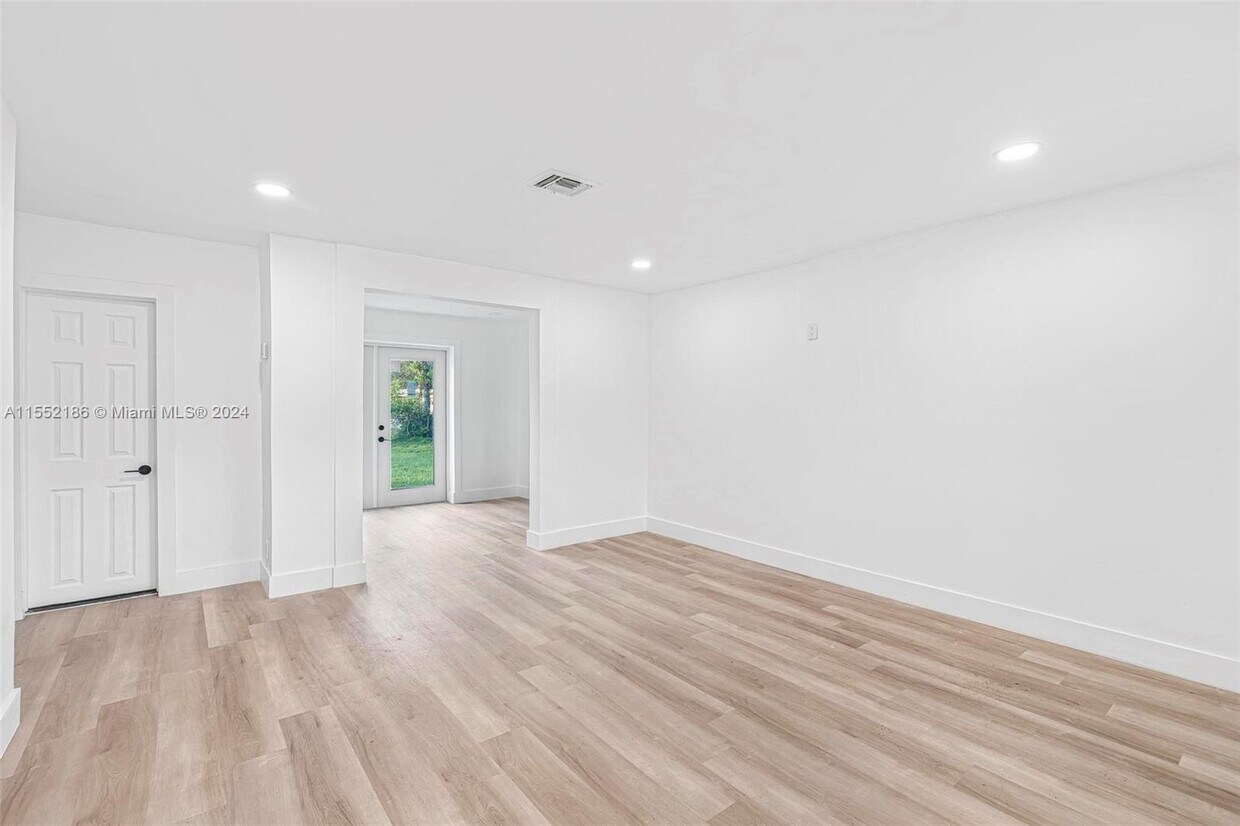 Foto del edificio - 216 NE 160th St
