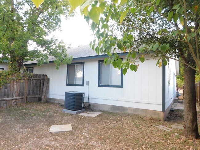 Foto del edificio - 501-503 Willowbend Cove