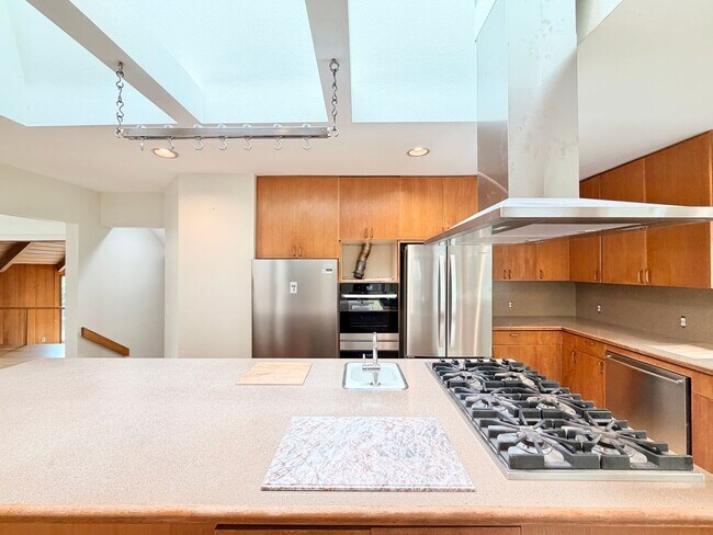 Foto del edificio - Chef’s Kitchen! Incredible Views, Outdoor Space, Beautifully Crafted, and Full of Warmth